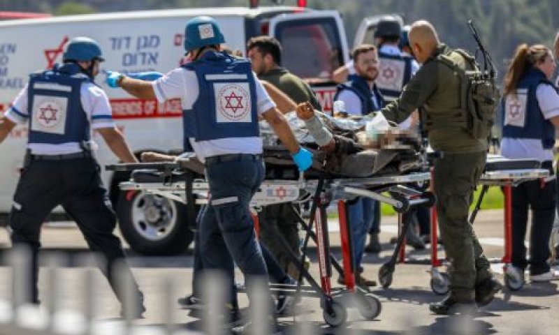 חיילים שנפגעו מפונים לבית החולים [צילום: נועם רבקין פנטון/פלאש 90]
