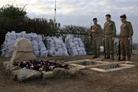 בור הקבר בגבעת הכלניות [צילום: AP]