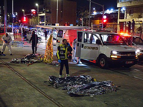 זירת הפיגוע בנווה יעקב [צילום: אוליביה פיטוסי/פלאש 90]