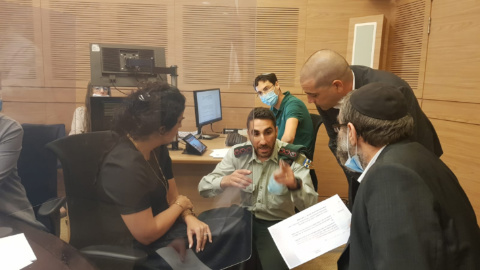 גפני בהתייעצות עם מתאם פעולות הממשלה בשטחים והיועצת המשפטית [צילום: יעקב מורגנבסר]