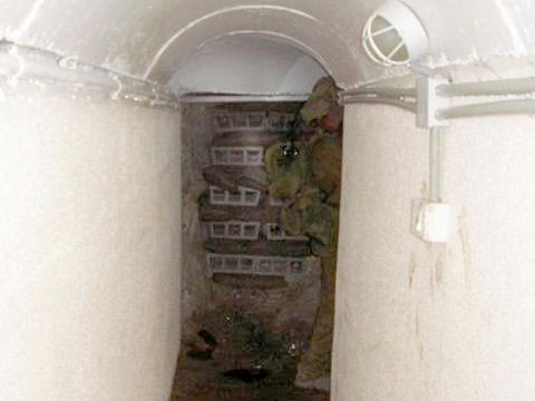 המנהרות בבונקרים בנויות בטון ומצויידות בחשמל ותאורה.