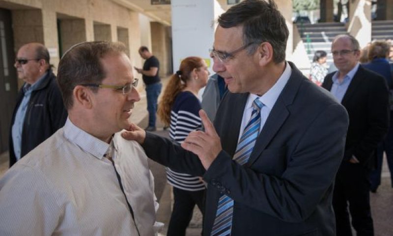 רז נזרי בטקס הפרידה משי ניצן [צילום: אוליביה פיטוסי/פלאש 90]