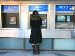 לקוח קטן, בנק גדול [פלאש 90]