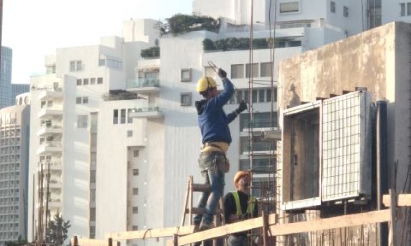 קבוצות קבועות של פועלים [צילום: איתמר לוין]