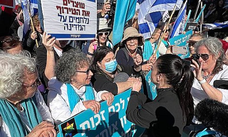 יו"ר מפלגת העבודה, מרב מיכאלי עם המפגינים מחוץ לכנסת