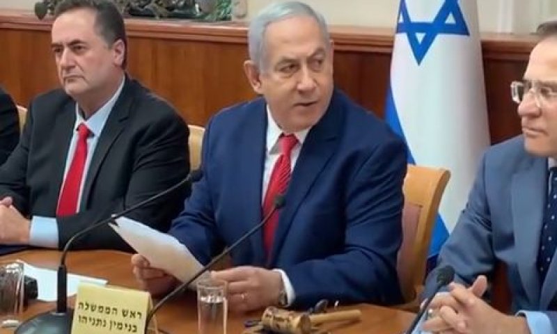 נתניהו בישיבת הממשלה. החלטה אבסורדית [צילום: מסך]