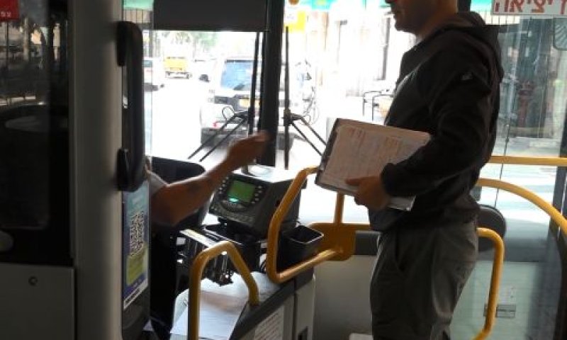 רישום דוח תנועה לנהג אוטובוס [צילום: דוברות המשטרה]