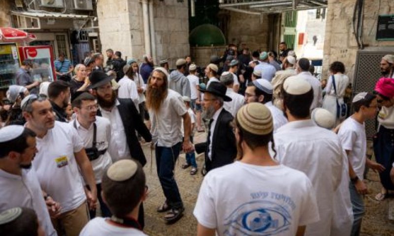 דתיים רוקדים בירושלים העתיקה בפסח מחוץ להר [צילום: יונתן זינדל/פלאש 90]