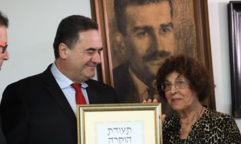 נדיה כהן מקבלת תעודת הוקרה משר התחבורה [צילום: ששון תירם]