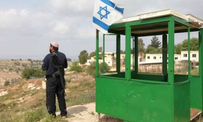 מאבטח בהתנחלות בת עין [צילום: פלאש 90]