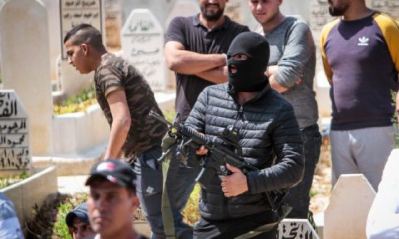 חמושים פלשתינים בלווית מחבל בג'נין [צילום: נאסר אשתייה/פלאש 90]
