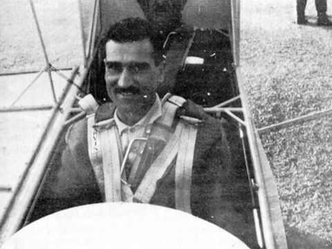 אלי כהן בתא טייס של מטוס סורי