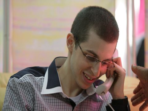 11:08- "שיחה מרגשת". גלעד שליט משוחח לראשונה עם משפחתו [צילום: דו"צ]