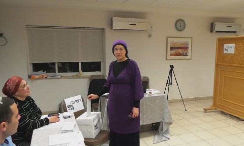 אורית סטרוק מצביעה [צילום: אריק בן-שמעון]