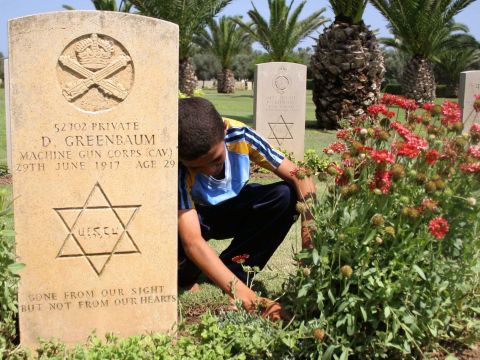 קברו של ד. גרינבאום, בנם של שלמה ושרה מלונדון. נפל בעזה ב-29 ביוני 1917, בגיל 29