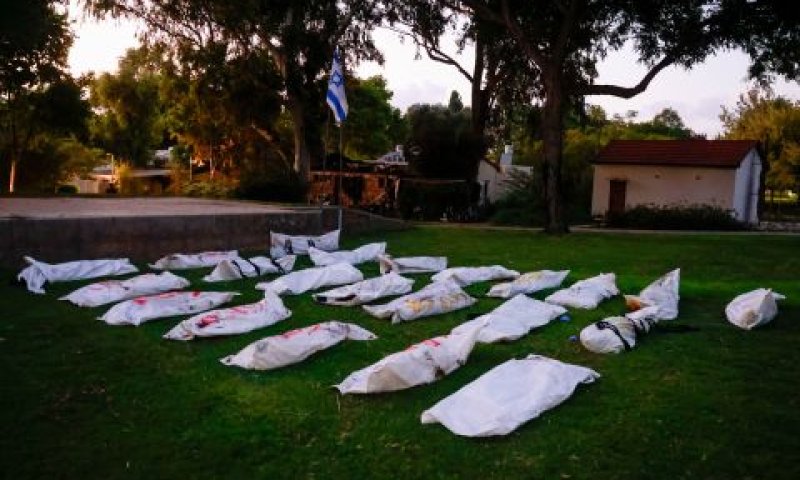 קיבוץ בארי. גופות מחבלים על הדשא [צילום: חיים גולדברג, פלאש 90]