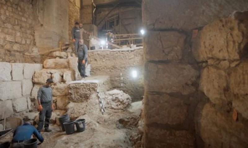 חשיפת קטע החומה החשמונאית בקישלה [צילום: גבריאל וולקוביץ, מגדל דוד מוזיאון ירושלים]