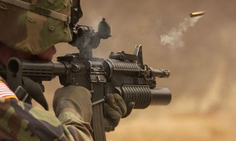 חייל יורה ברובה M4A1 [צילום: U.S. Air Force]