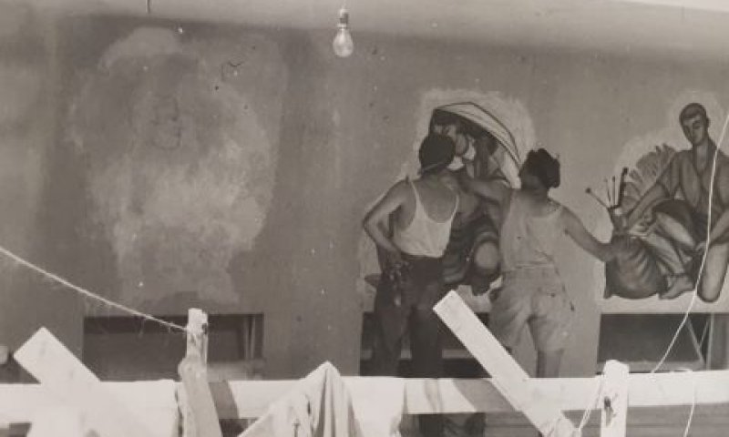 האמנים שרגא וייל ושמואל כץ עובדים על ציורי הקיר בשנת 1954 [צילום: באדיבות ארכיון יד יערי]