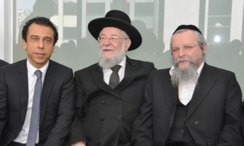 מימין לשמאל: יו"ר אגודת "עזרה למרפא", הרב אלימלך פירר, הרב הראשי של תל אביב, ישראל מאיר לאו, ונשיא בורסת היהלומים הישראלית, יאיר סהר [צילום: קובי פוקס]