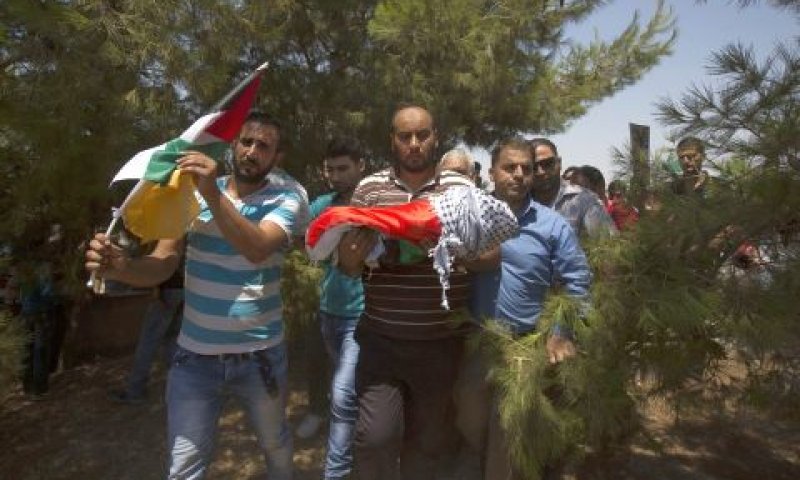נושאים את הגופה. התינוק נשרף בשנתו [צילום: Majdi Mohammed/AP]