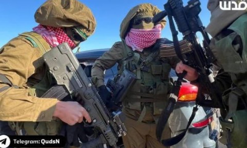 מחבלי חמאס. מדים ונשק של צה"ל [צילום: לפי סעיף 27א]