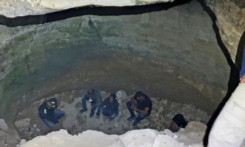 השודדים בבור העתיקות [צילום: היחידה למניעת שוד ברשות העתיקות]