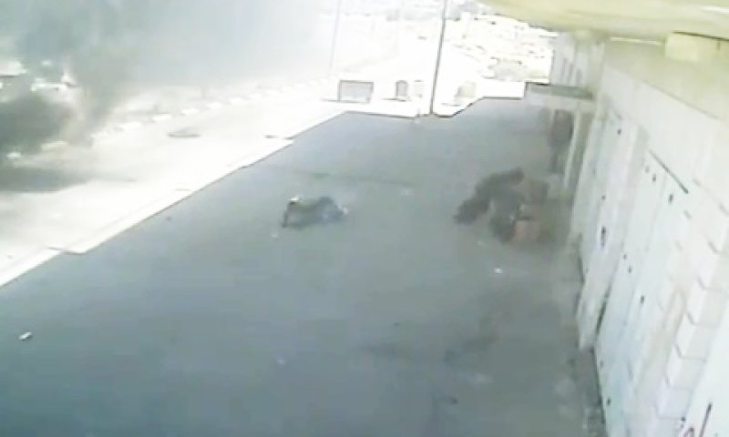 נורה בגבו. אחד הפלשתינים שנהרגו [צילום: מן הטלוויזיה]