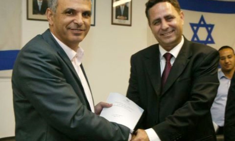 השר כחלון מעניק רשיון MNVO לעודד בירגר [צילום: גיל הדני]