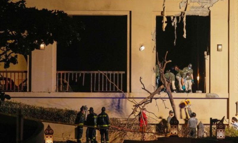 פגיעה אירנית במלון בדובאי, אתמול [צילום: אל-טאף קאדרי/AP]