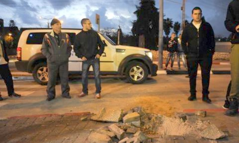 הרקטה בשדרות. אין נפגעים [צילום: פלאש 90]