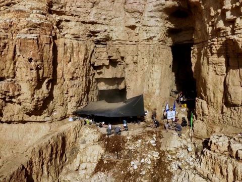 מבצע סקר וחפירות מדבר יהודה של רשות העתיקות. הציבור מוזמן [צילום: אמיל אלג'ם, רשות העתיקות]