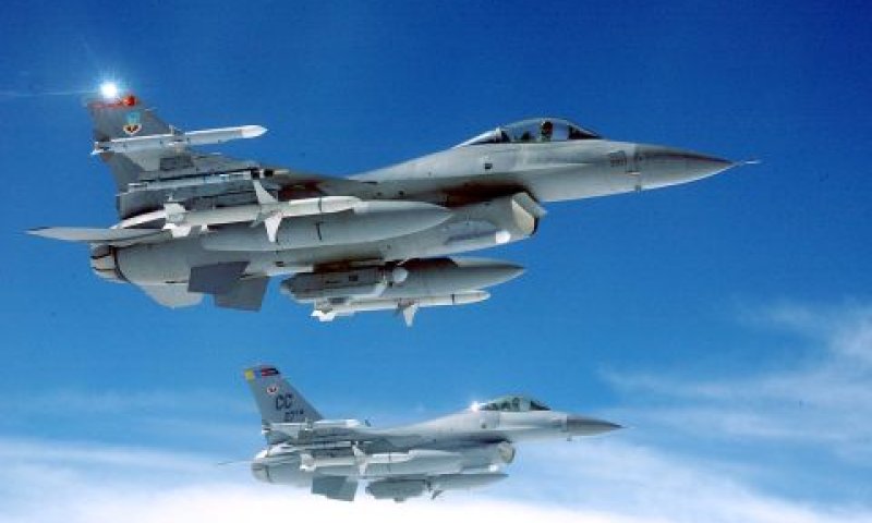 מטוסי-קרב אף-16-וי וייפֶּר [צילום: U.S. Air Force photo by Tech. Sgt. Kevin Gruenwald ]