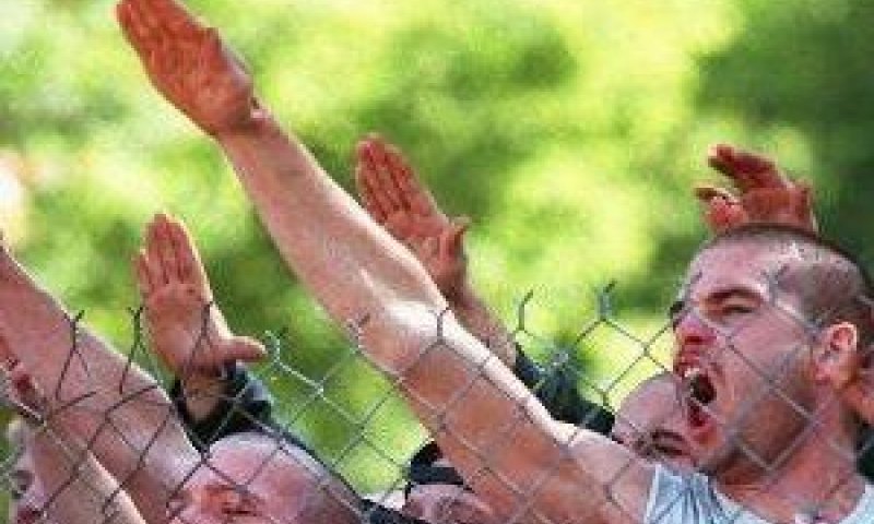סטודנטים במישיגן בשנת 97 בהפגנה ניאו-נאצית [צילום: AP]