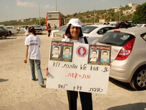 נציגת משפחות ההרוגים נפרדת מחברי המשלחת