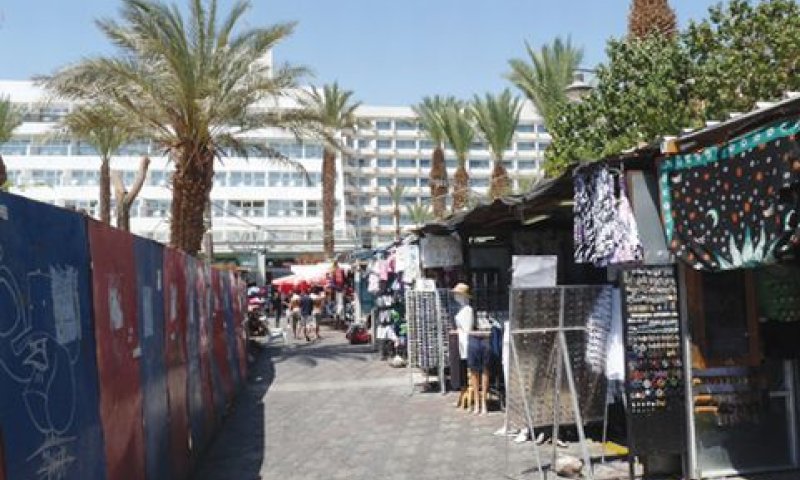 רוכלים בטיילת הצפונית באילת. לא נדרשו לשלם [צילום: מבקר המדינה]