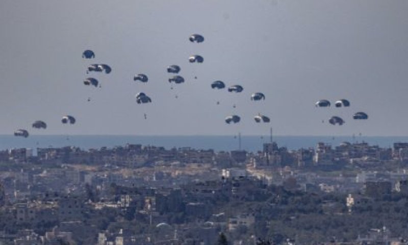 הצנחת סיוע לרצועה [צילום: חיים גולדברג/פלאש 90]