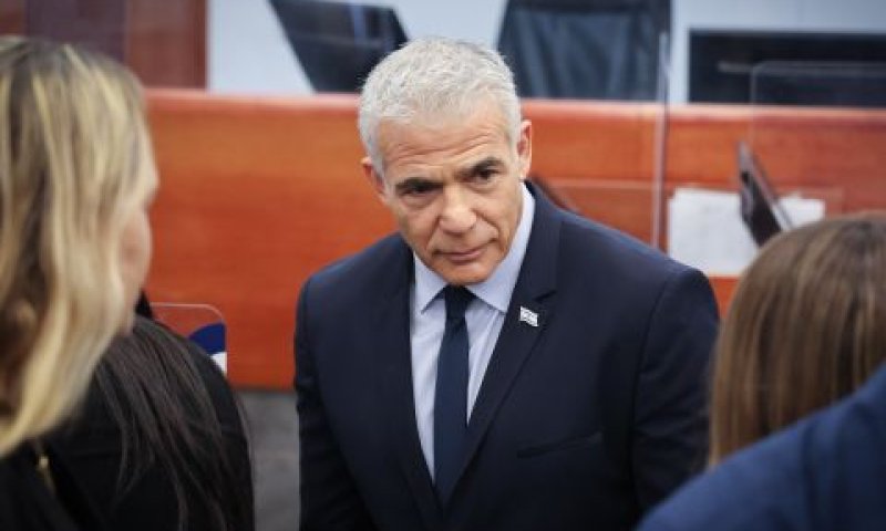 לפיד היום בבית המשפט [צילום: יונתן זינדל, פלאש 90]