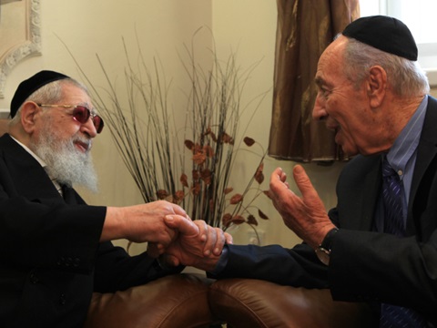 הרב יוסף ונשיא המדינה שמעון פרס [צילום: פלאש 90]