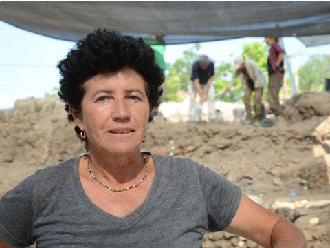 אלה נגורסקי, מנהלת החפירה מטעם רשות העתיקות [צילום: יוֹלי שוורץ, רשות העתיקות]