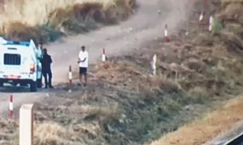 המשטרה תופסת את האדם שהלך בשטח המסילה [צילום: רכבת ישראל]