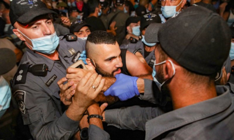 עימותים אלימים מול מעון ראש הממשלה [צילום: יונתן זינדל/פלאש 90]