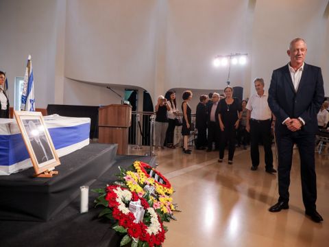 יו"ר כחול לבן בני גנץ מול ארונו של שמגר ז"ל [צילום: הדס פרוש/פלאש 90]