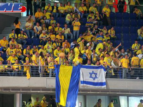 חמושים בחצוצרות. אוהדים צהובים [צילום: יעל מרגלית]