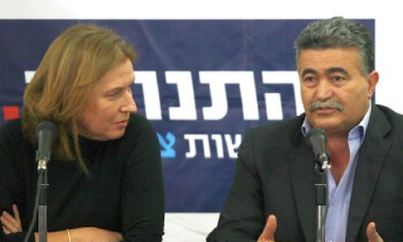 עמיר פרץ. עריקה לכיוון לבני [צילום: פלאש 90]