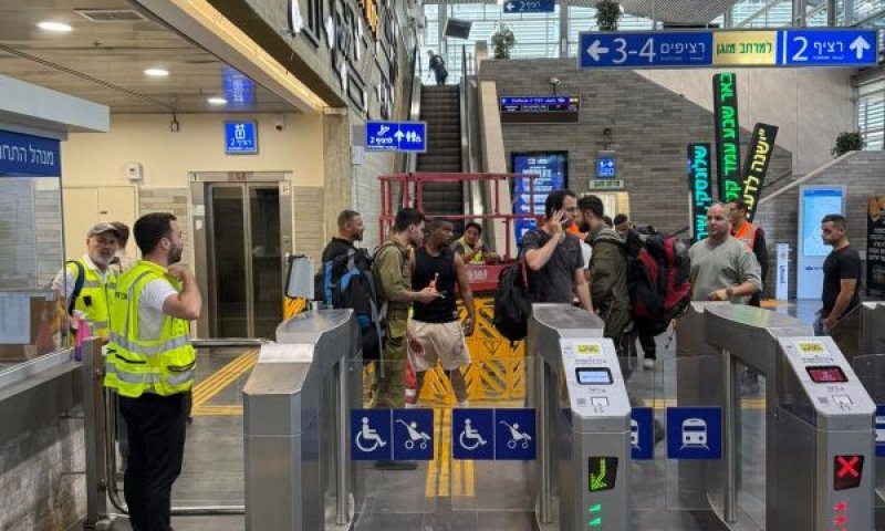 הנוסעים הראשונים בתחנה [צילום: רכבת ישראל]