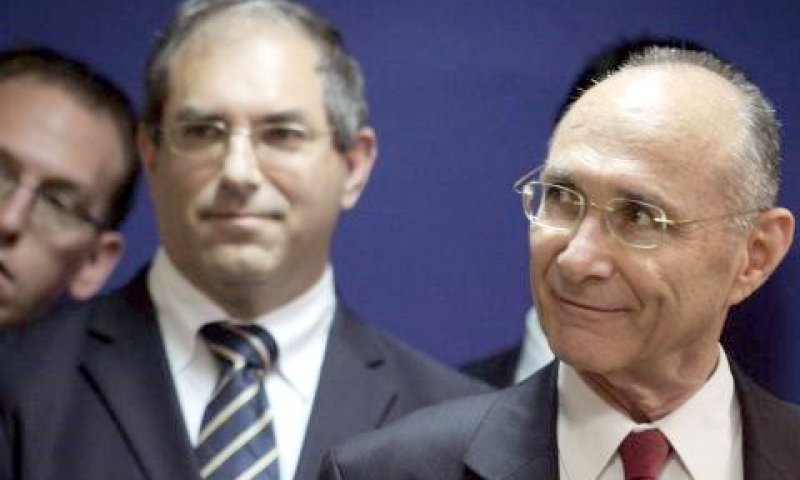 השר לנדאו ומאחוריו מנכ"ל משרדו חזי קוגלר [צילום: פלאש 90]