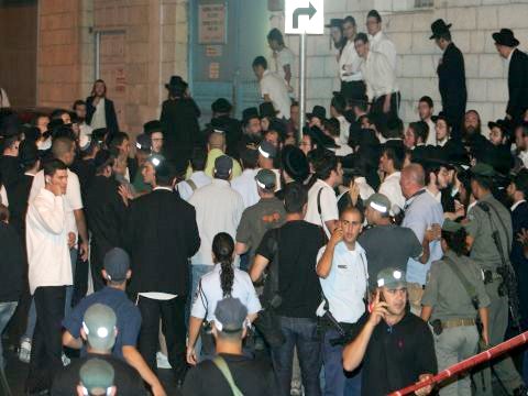 סקרנים מתגודדים [צילום: פלאש 90]