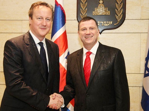 הגשם 'תפס' את קמרון בכניסה [צילום: דוברות הכנסת]
