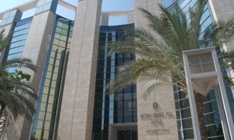 ביהמ"ש בקריות. יד ימין ויד שמאל